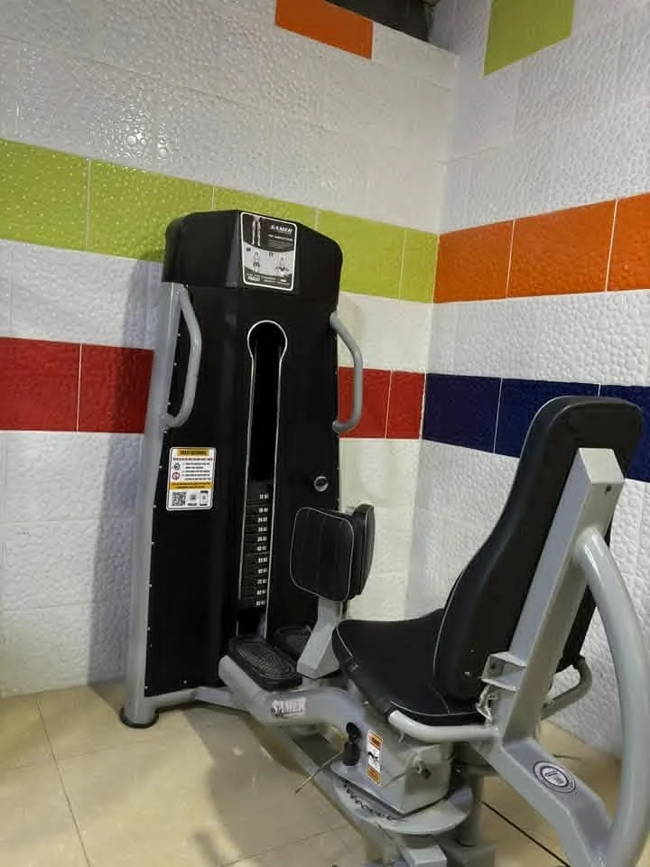 جهاز تدريب عضلات الورك
